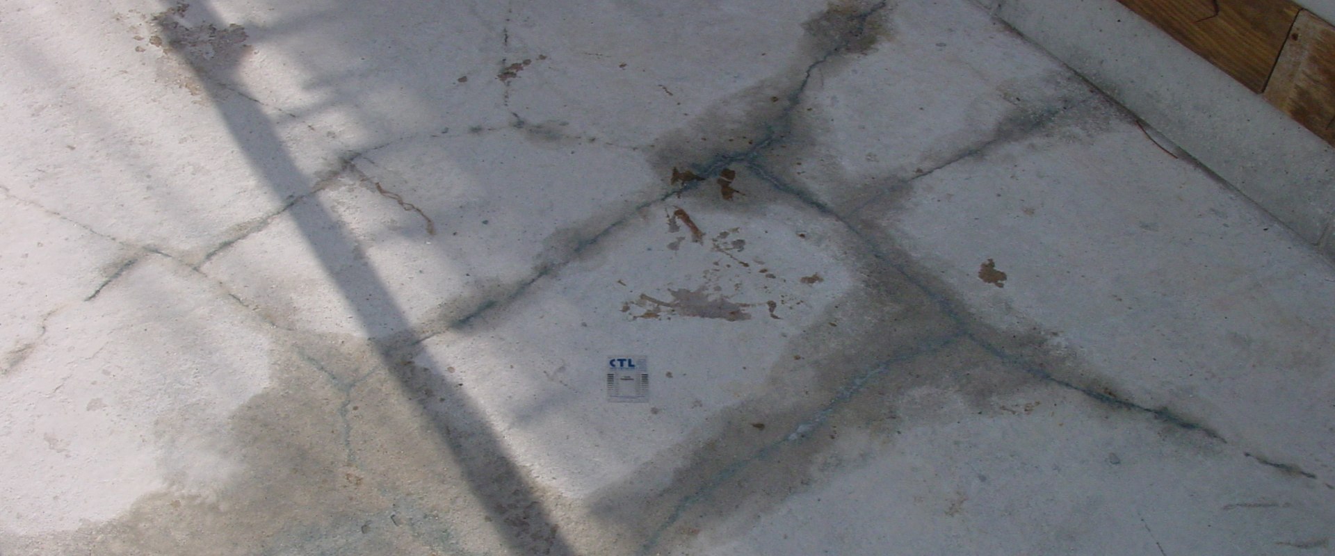 How to Achieve a Crack-Free Finish on Your Concrete Slab